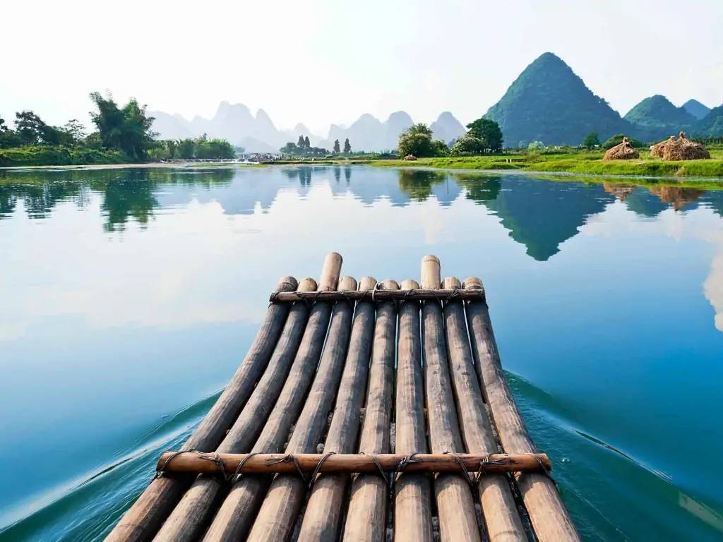 Au fil de l’eau, sur un radeau de bambou…