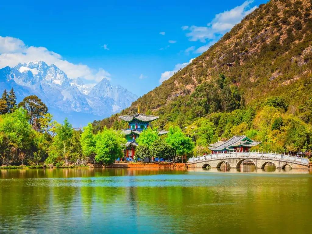 Lijiang : entre montagnes sacrées, prairies et lacs