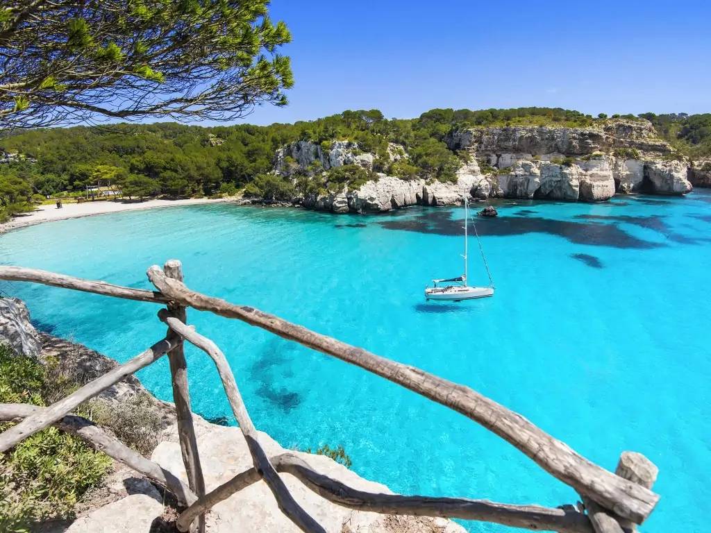 Ibiza : criques, montagnes de pins et villages de caractère
