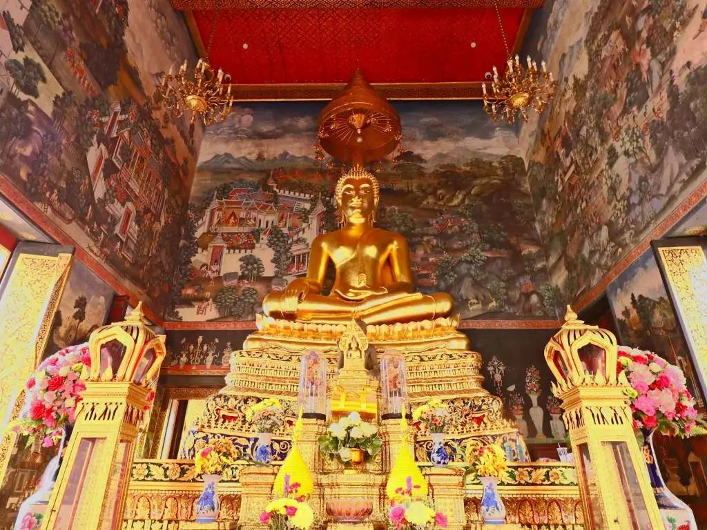 Palais d’or et bouddhas de pierres précieuses 