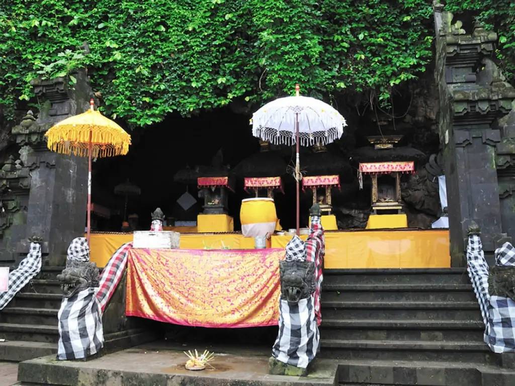 Du marché traditionnel au temple de Goa Lawah