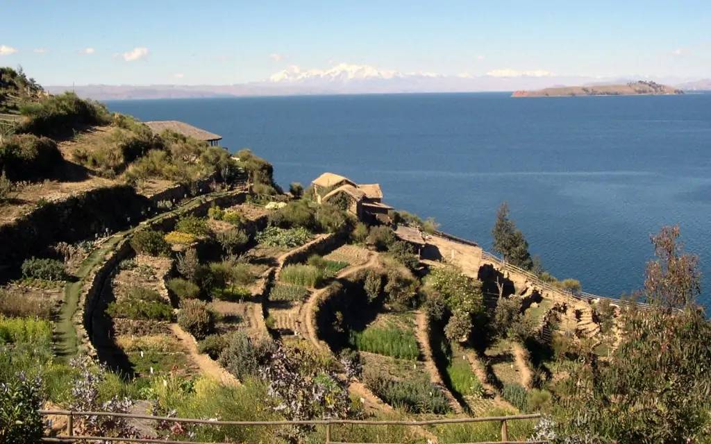 A l’horizon : le Lac Titicaca