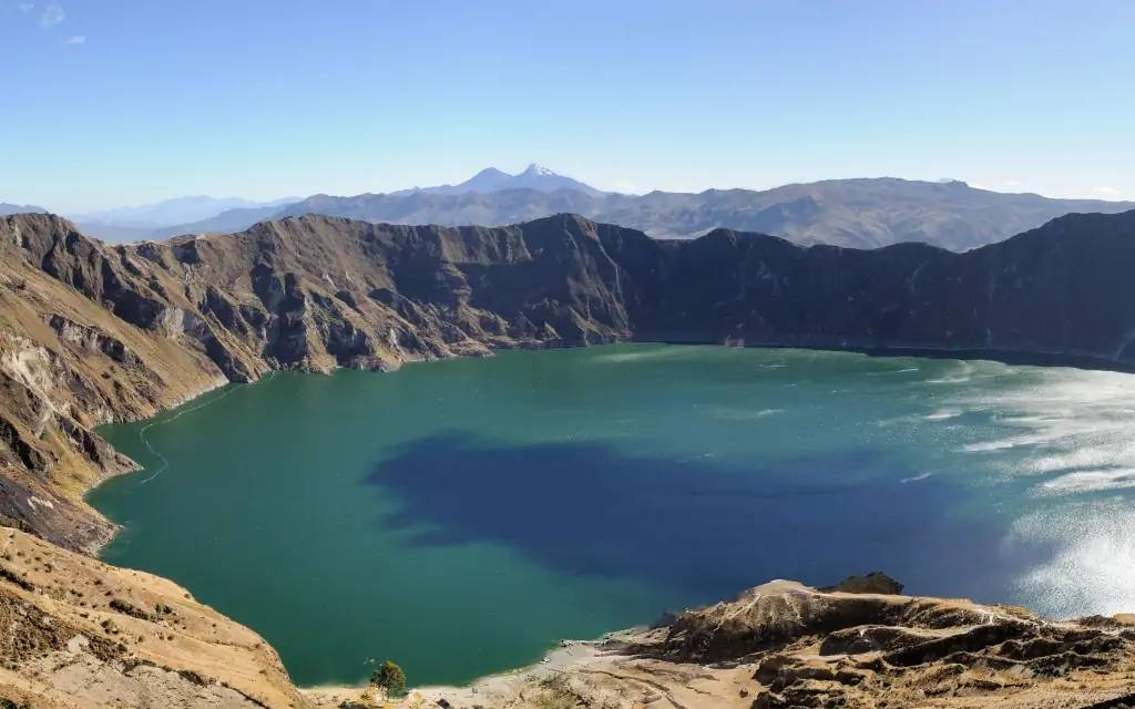 Lac turquoise et volcans