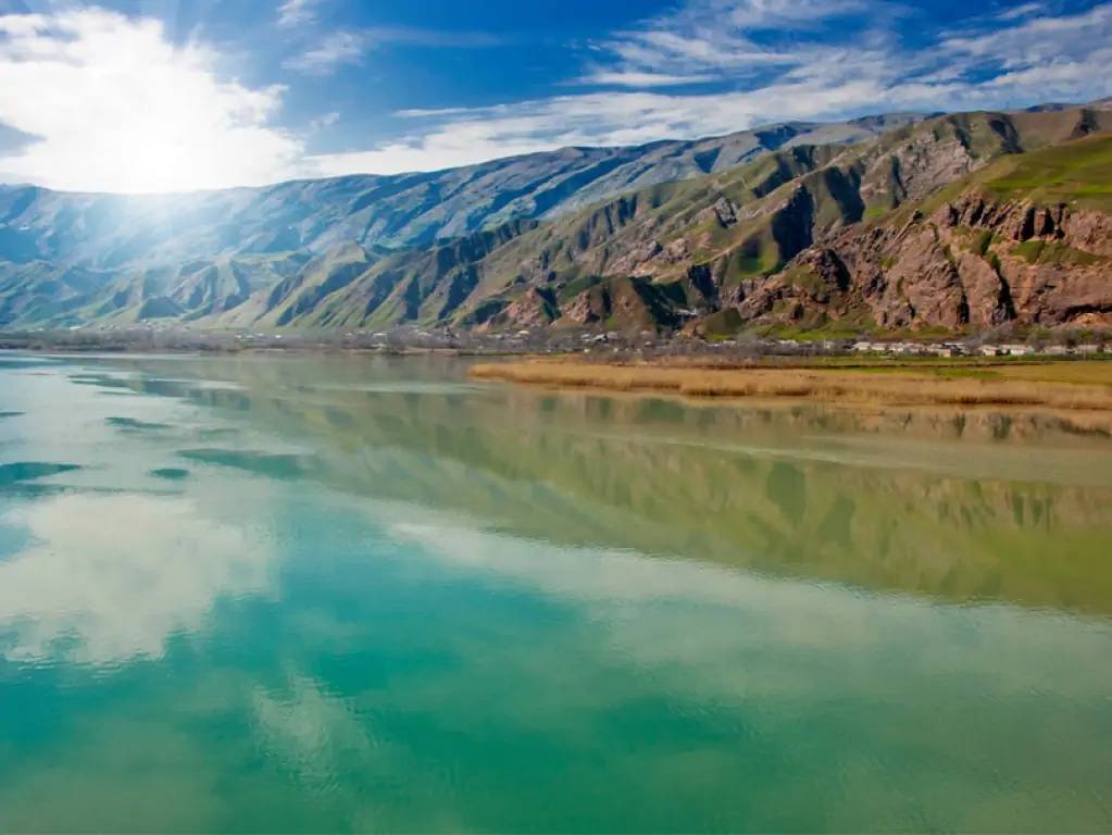 Début du trekking vers les eaux turquoise du Lac Kulikalon