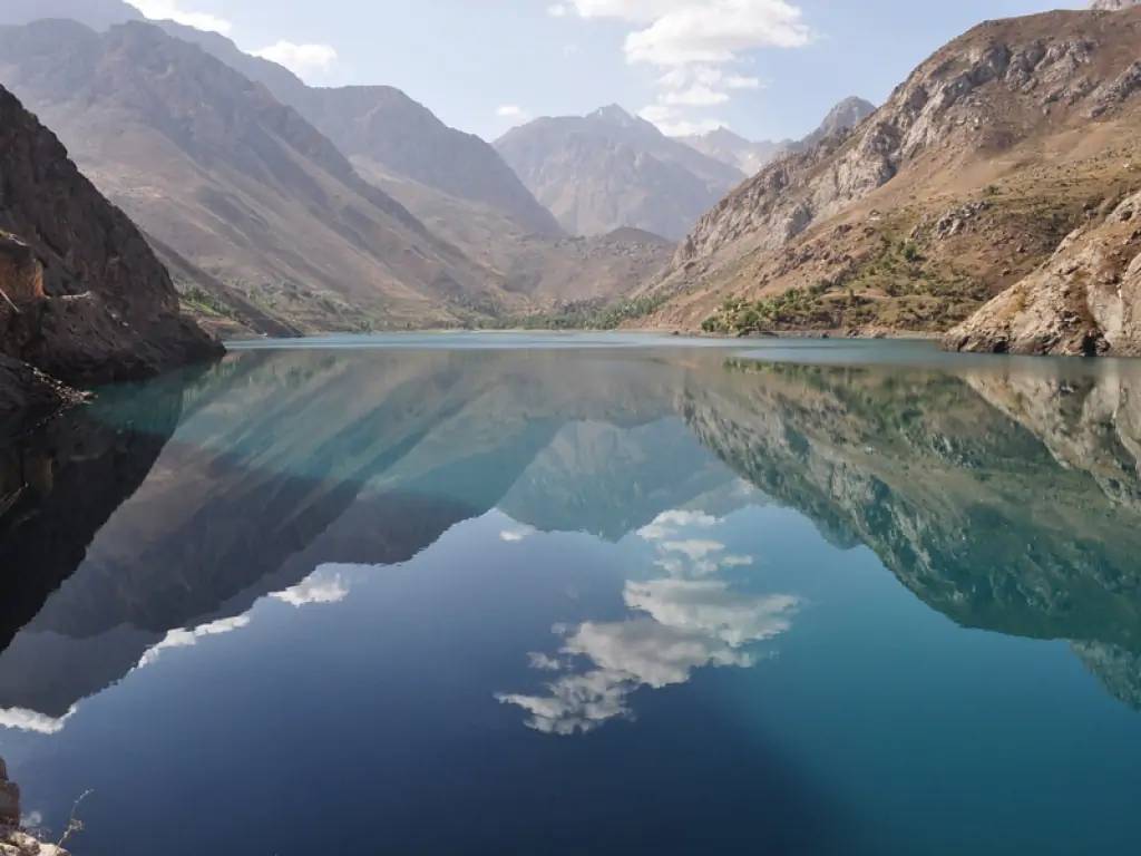 Un magnifique paysage avec des montagnes géantes