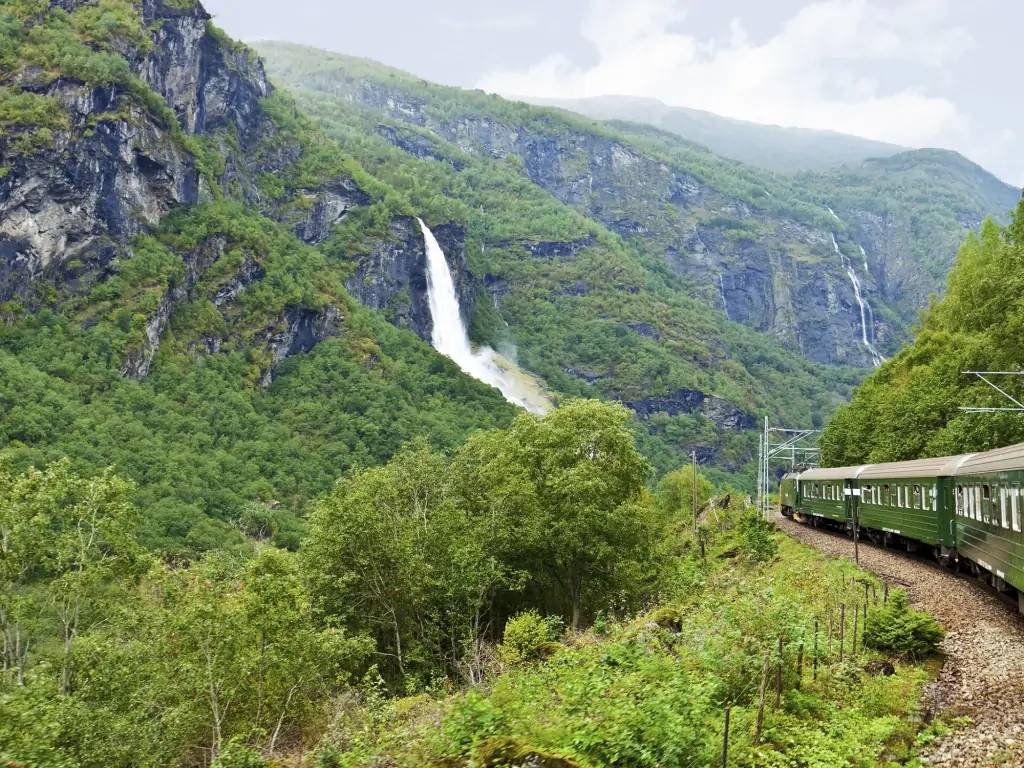 En train sur deux lignes mythiques de Norvège