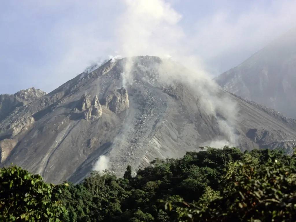 Ascension du Volcan Maria et observation du volcan actif Santiaguito