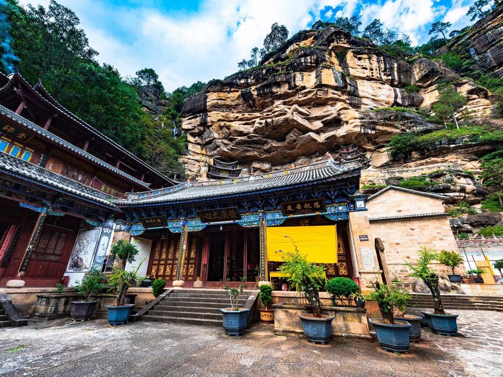 Grottes bouddhistes et coutumes du Yunnan