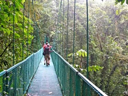 Tyrolienne, cascades et ponts suspendus : aventures dans la jungle