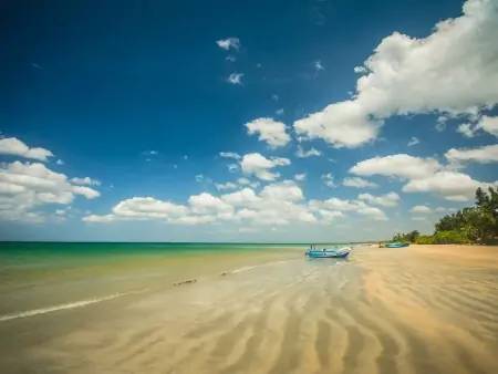 Plage de sable blanc et eau turquoise à Trincomalee 