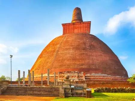 Spectaculaires stupas à Anuradhapura 