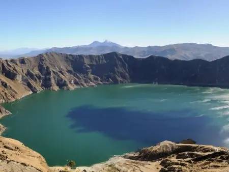 Lac turquoise et volcan splendide