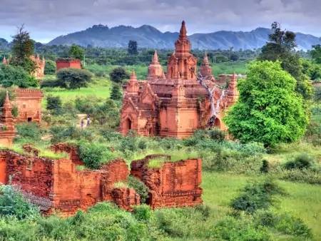 En vélo parmi les pagodes de Bagan