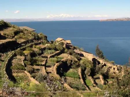 A l’horizon : le Lac Titicaca