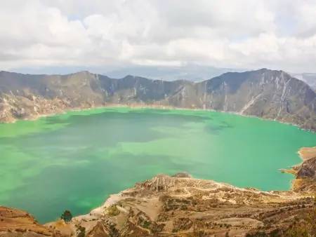 Lac turquoise et volcans