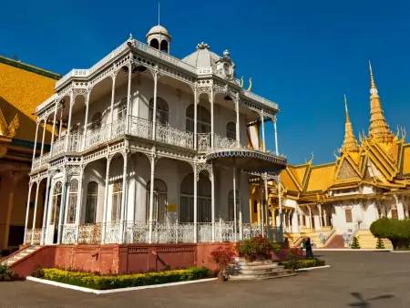 Retour à Phnom Penh et première découverte