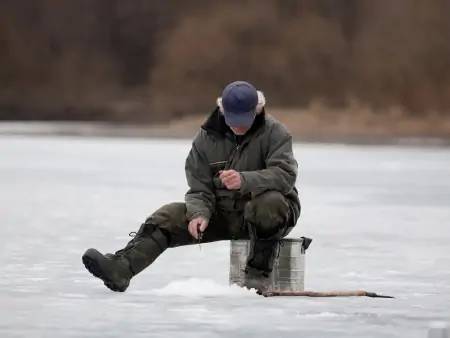 Aurores boréales et pêche sous la glace