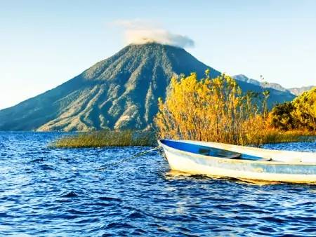 Lacs Atitlan et indiens Zutuhiles   