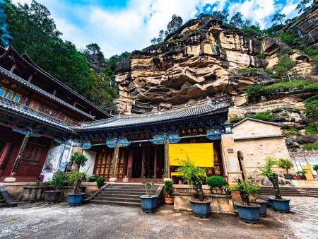 Grottes bouddhistes et coutumes du Yunnan