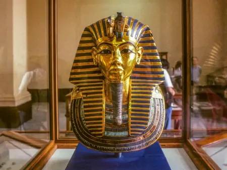 Sarcophages et momies au Grand Musée Egyptien