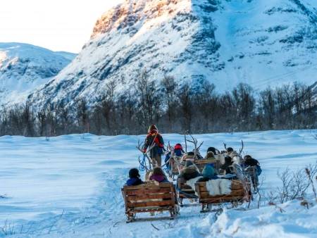 Safari familial : motoneige, traineau à rennes et visite du village du Père Noël
