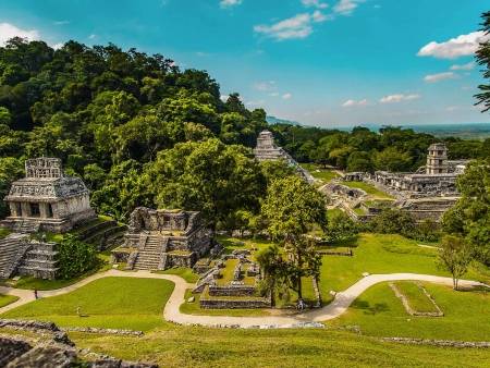 Vestiges mayas dans la jungle de Palenque 